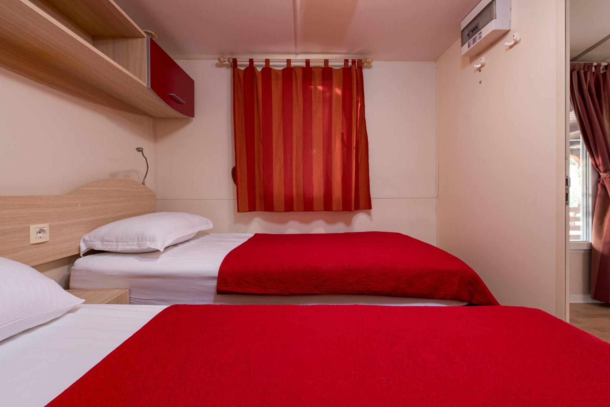 Camp Mrkva Mobile Homes With Pool Сукошан Номер фото
