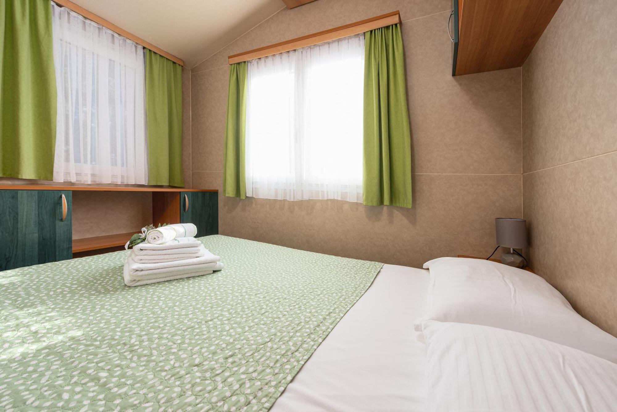 Camp Mrkva Mobile Homes With Pool Сукошан Номер фото